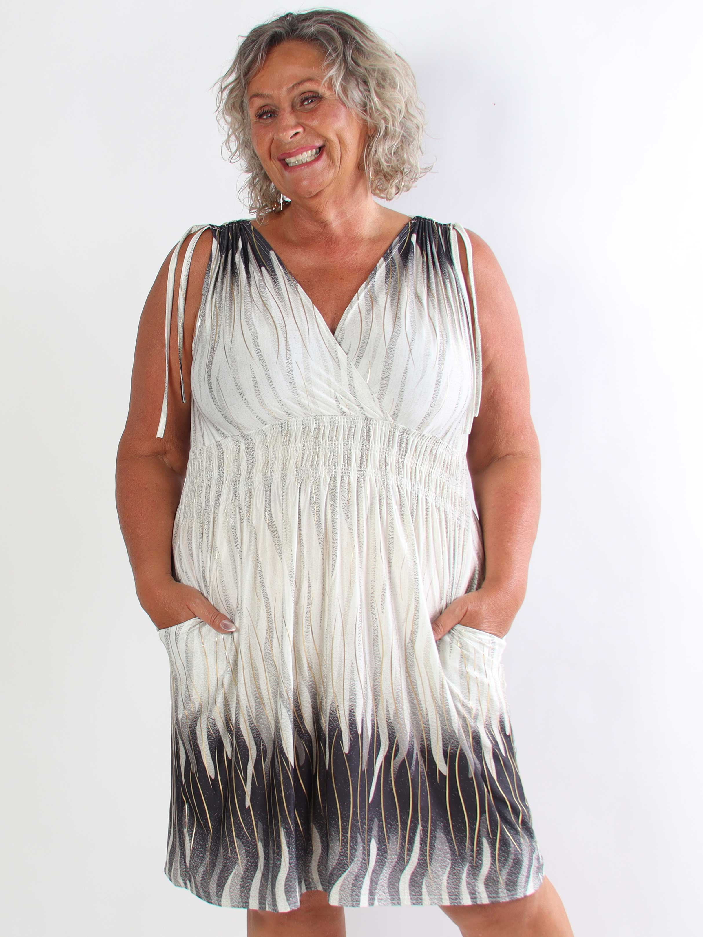 Pams Flow Short - Kort elastisk mønstret plus size kjole med smock i livet